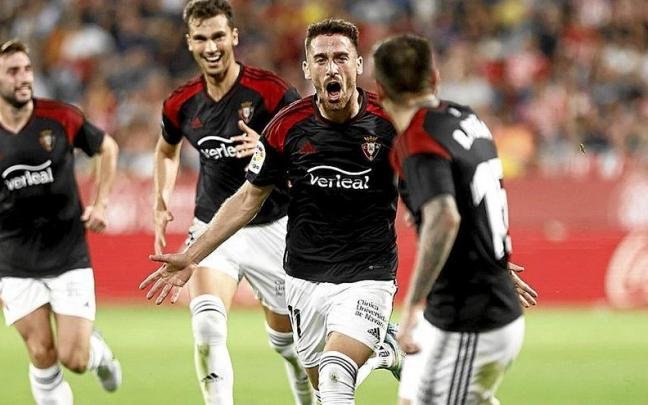 Kike Barja grita su gol en Montilivi rodeado de Moncayola, Lucas Torró y Rubén Peña, de espaldas.