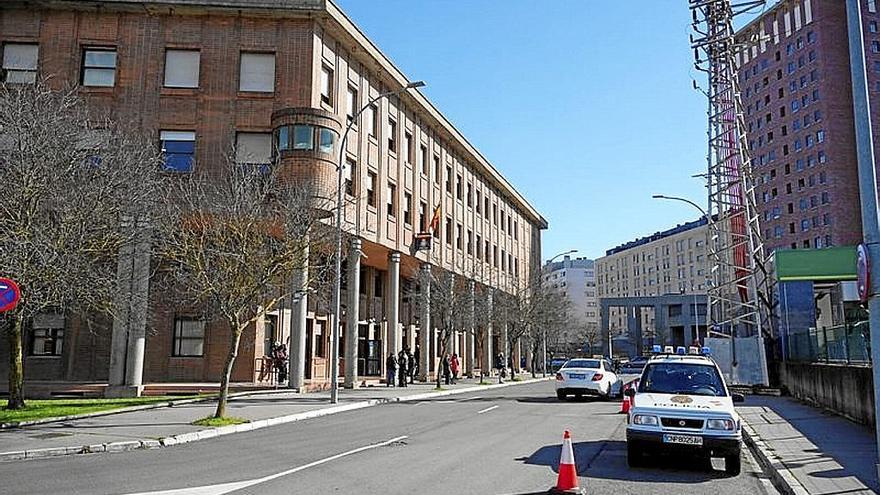 Primeros usuarios de la nueva oficina del DNI y pasaporte en Betoño.