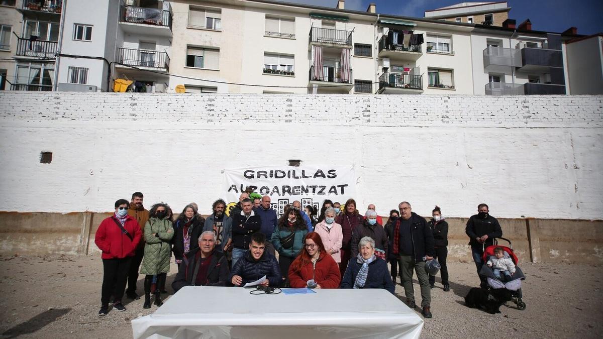 Miembros de la Red Social San Jorge y de la mesa de seguimiento de Erdigune, en rueda de prensa para reclamar viviendas sociales en el solar de la antigua Casa Gridillas.