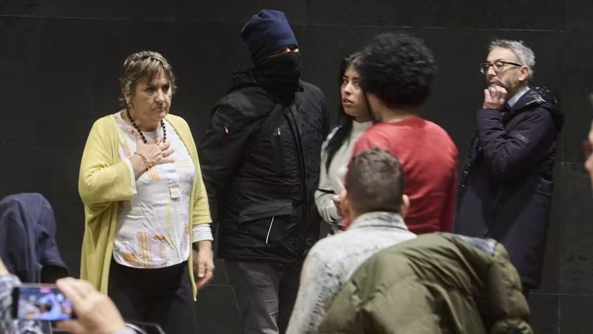 Algunos parlamentarios no se han quitado el susto tras la performance en el hemiciclo