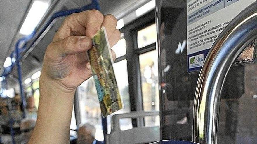 Un viajero hace uso de la txartela Mugi para pagar el autobús.