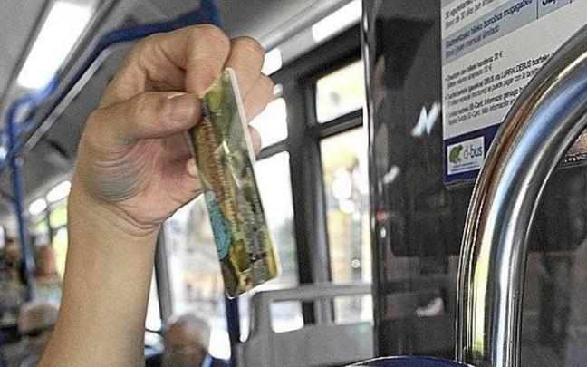 Un viajero hace uso de la txartela Mugi para pagar el autobús. Un viajero hace uso de la txartela Mugi para pagar el autobús.
