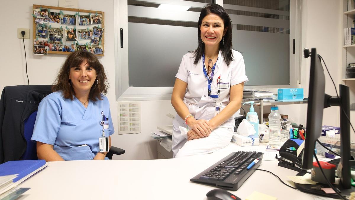 Ainara Arana, supervisora de la UCI del Hospital de Galdakao y Virginia Arnáiz, médico intensivista.