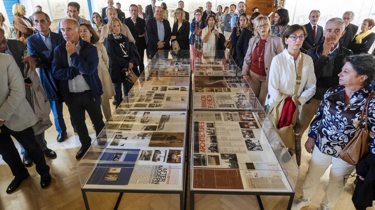 Numerosas personas han arropado a Moneo en la presentación de la exposición en el Archivo.