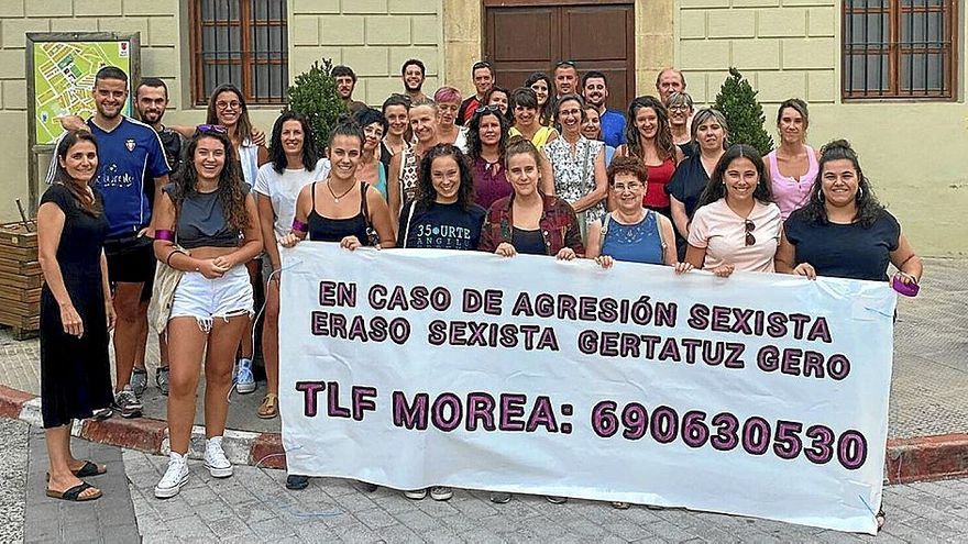 Ciudadanía y Ayuntamiento unidos en el protocolo con la pancarta del Teléfono Morado.