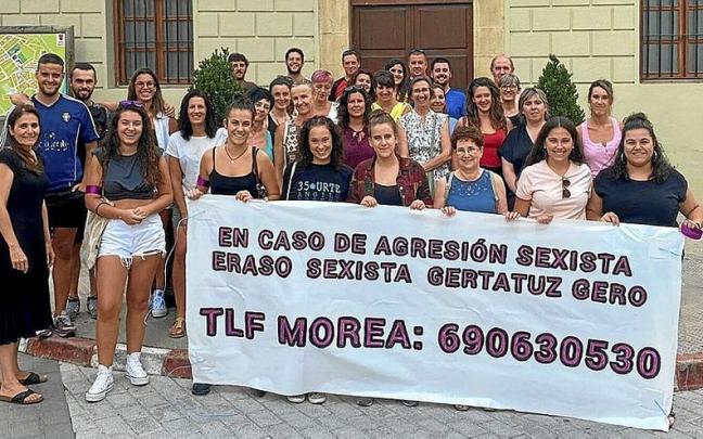 Ciudadan&iacute;a y Ayuntamiento unidos en el protocolo con la pancarta del Tel&eacute;fono Morado.