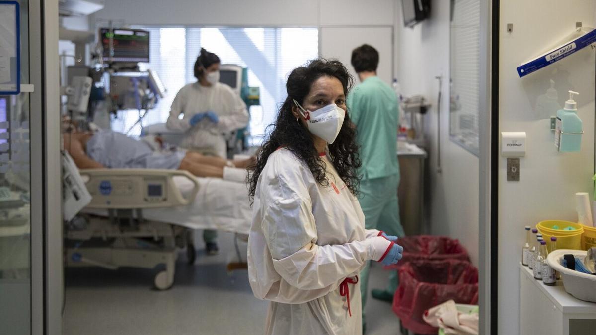 Un grupo de sanitarios atiende a un paciente ingresado en la UCI del Hospital Universitario de Navarra.