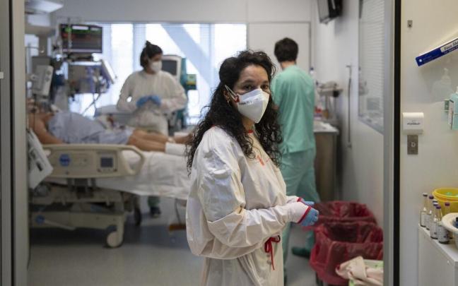 Un grupo de sanitarios atiende a un paciente ingresado en la UCI del Hospital Universitario de Navarra.