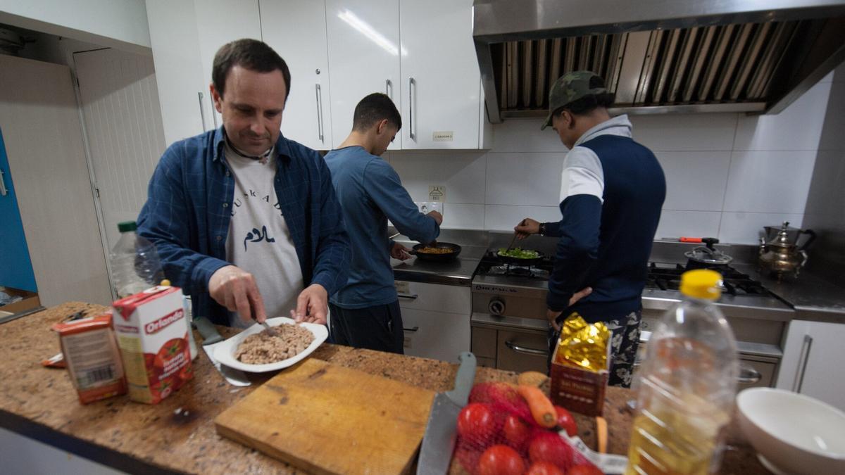 El párroco de San Nicolás, Javier Garai, a la izquierda.