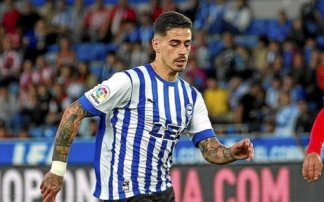 De la Fuente cabalga hacia la portería ante el Sporting.