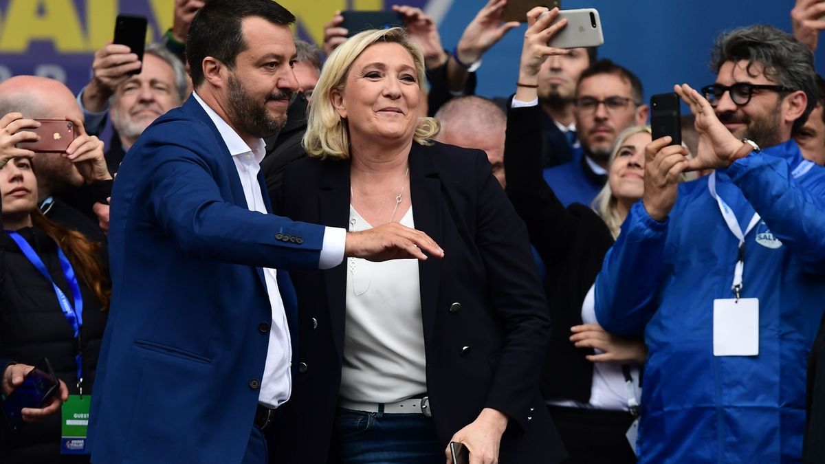 En la imagen, el líder de la Liga, Matteo Salvini, con la ultraderechista francesa, Marine Le Pen.