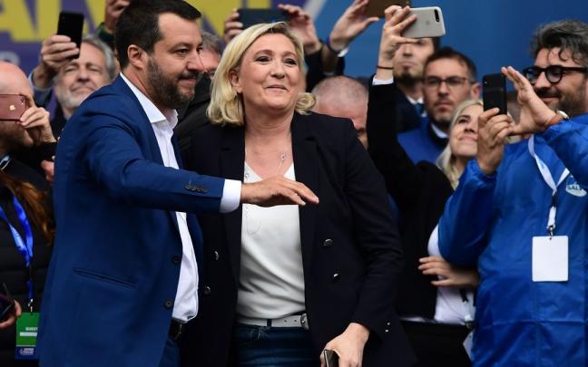 En la imagen, el líder de la Liga, Matteo Salvini, con la ultraderechista francesa, Marine Le Pen. En la imagen, el líder de la Liga, Matteo Salvini, con la ultraderechista francesa, Marine Le Pen.