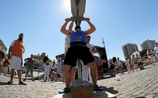 Iosu Marturet eleva el yunque ante la atenta mirada de jueces y espectadores.