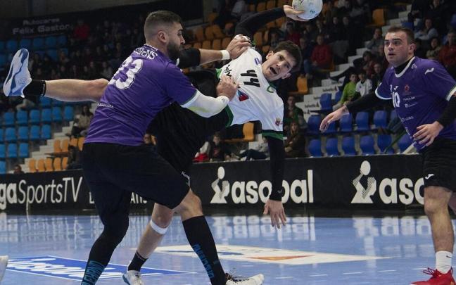 Julen Elustondo, frenado por la defensa alcarreña. Julen Elustondo, frenado por la defensa alcarreña.