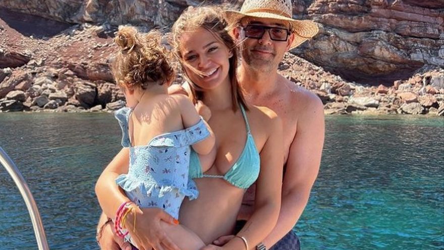 La influencer Laura Escanes posa junto a su hija Roma y su marido Risto Mejide durante las vacaciones.