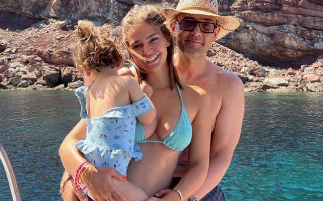 La influencer Laura Escanes posa junto a su hija Roma y su marido Risto Mejide durante las vacaciones. La influencer Laura Escanes posa junto a su hija Roma y su marido Risto Mejide durante las vacaciones.