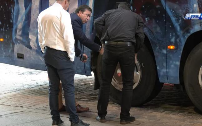 Varios trabajadores revisan las ruedas del autobús en el que se había enganchado la cadena Varios trabajadores revisan las ruedas del autobús en el que se había enganchado la cadena