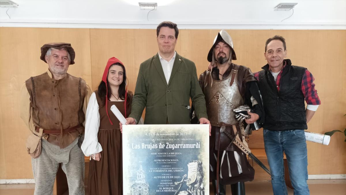 El concejal de Participación Ciudadana, Kilian Cruz-Dunne, junto la presidenta de la Asociación Histórico-Cultural Guardias de Santiago 1521, Carmen Domínguez, y representantes de la Asociación de Vecinos Centro Hist&oac