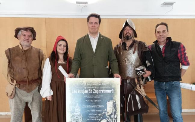 El concejal de Participaci&oacute;n Ciudadana, Kilian Cruz-Dunne, junto la presidenta de la Asociaci&oacute;n Hist&oacute;rico-Cultural Guardias de Santiago 1521, Carmen Dom&iacute;nguez, y representantes de la Asociaci&oacute;n de Vecinos Centro Hist&oac