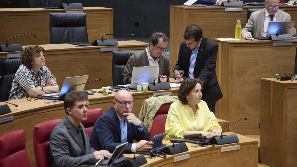 El consejero Gimeno, en un receso del Pleno.