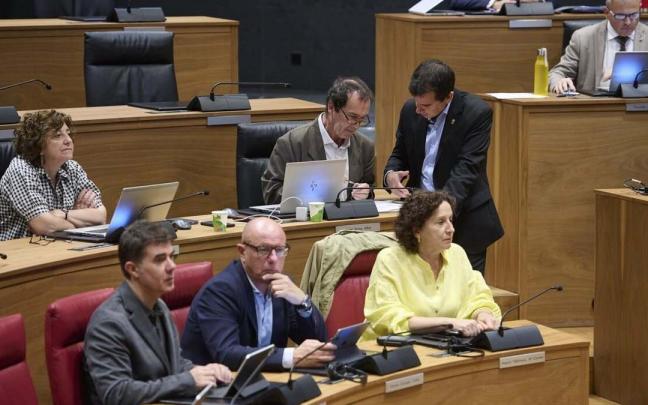 El consejero Gimeno, en un receso del Pleno.