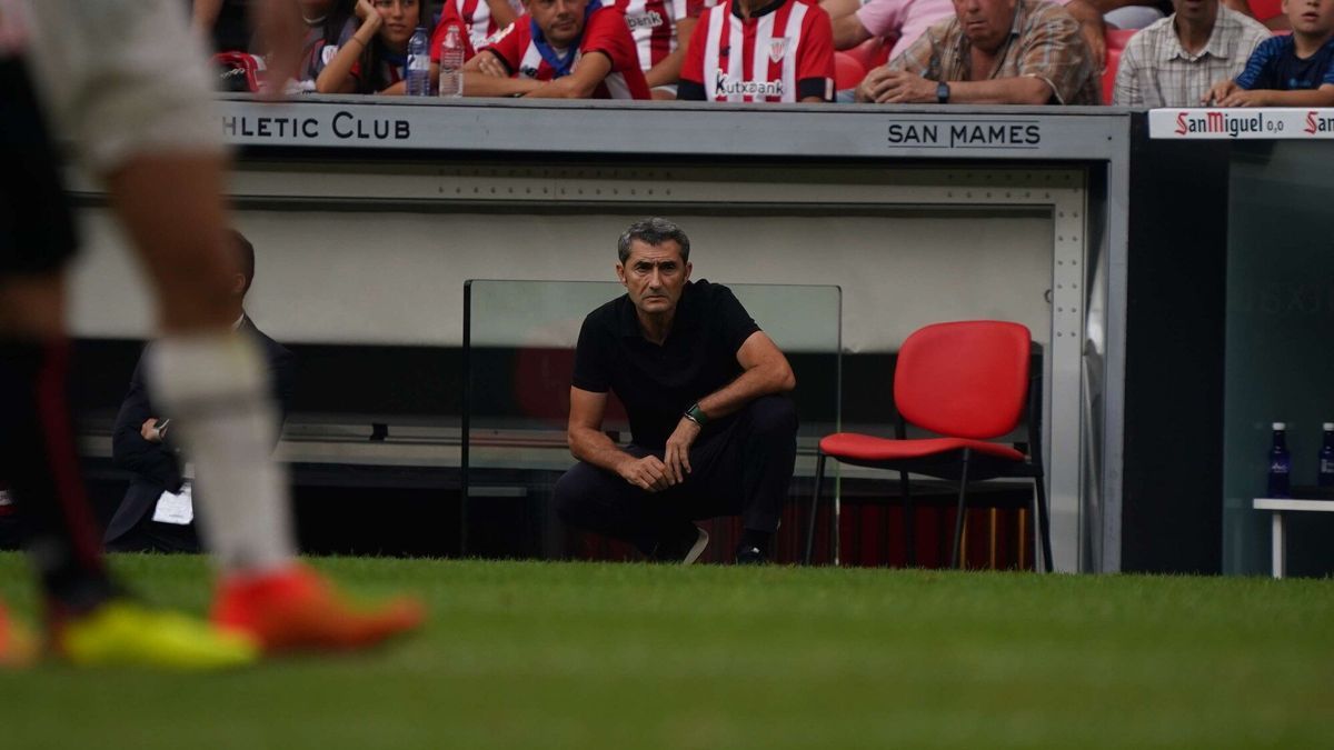 Ernesto Valverde observa atento el partido desde la banda.