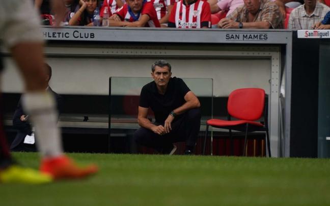 Ernesto Valverde observa atento el partido desde la banda.