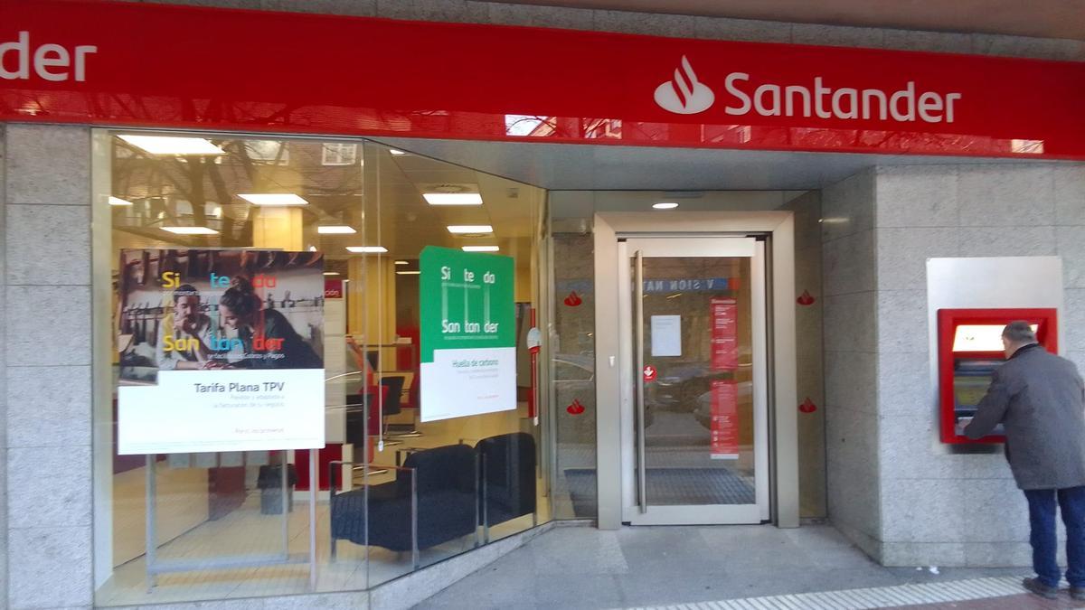 Oficina atracada en la calle Ermitagaña de Pamplona, este jueves por la mañana.