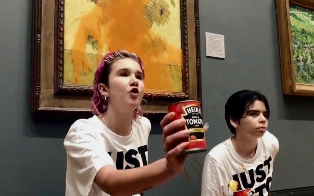 Activistas ecologistas lanzan sopa sobre 'Los Girasoles' de Van Gogh en Londres.