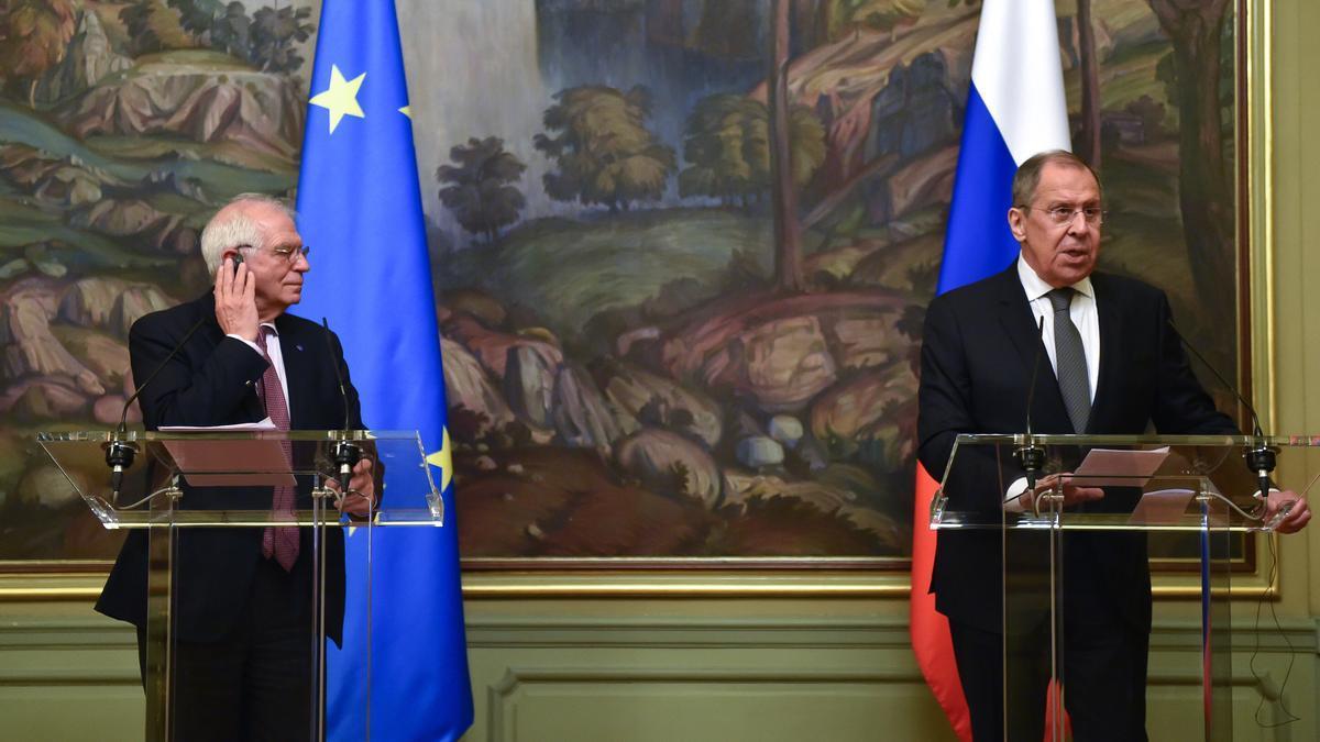 El Alto Representante de la UE para Asuntos Exteriores y Política de Seguridad, Josep Borrell (izq.), junto al ministro ruso de Asuntos Exteriores, Sergei Lavrov (der.).
