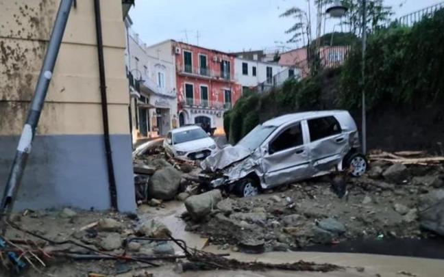 El municipio de Casamicciola ha resultado arrasado después de que se haya desprendido la ladera de una montaña. El municipio de Casamicciola ha resultado arrasado después de que se haya desprendido la ladera de una montaña.