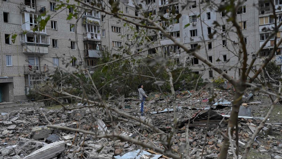 Una mujer comprueba lo daños causados por un bombardeo ruso en la ciudad de Nicolaiev.