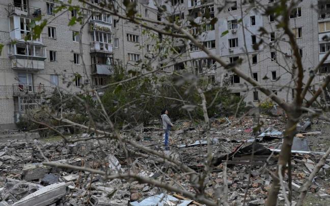Una mujer comprueba lo daños causados por un bombardeo ruso en la ciudad de Nicolaiev.