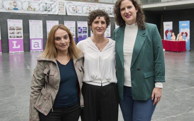 Las representantes de Hiru Hamabi Lourdes Sainz, Yolanda Fonseca (presidenta) y Lourdes Álvarez, este miércoles en el Parlamento foral.