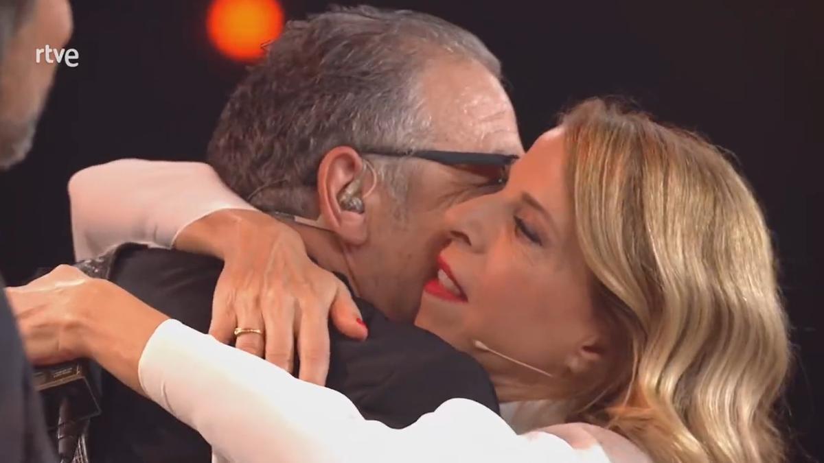 Sole Giménez abraza a Carlos Goñi en el escenario.