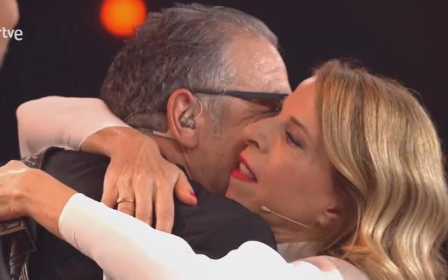 Sole Giménez abraza a Carlos Goñi en el escenario.