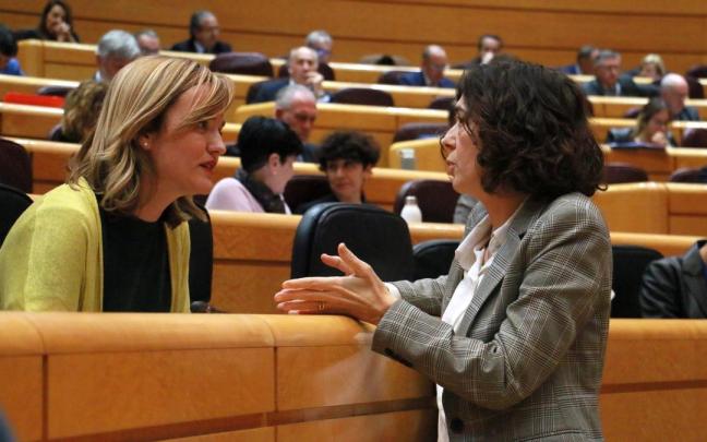 La ministra Pilar Alegr&iacute;a, con la senadora jeltzale Rosa Peral.