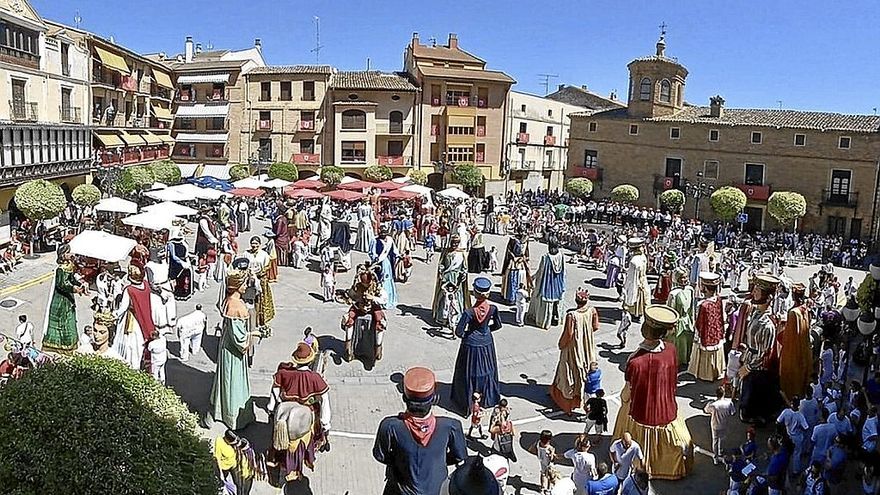 La plaza de los Fueros fue el lugar en el que todas las comparsas se unieron y bailaron al unísono. | FOTOS: CEDIDAS