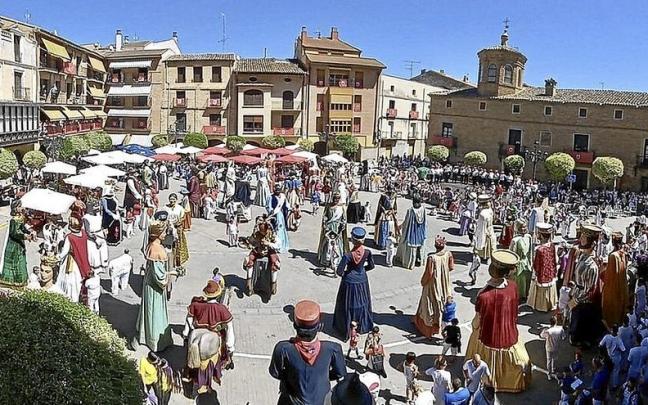La plaza de los Fueros fue el lugar en el que todas las comparsas se unieron y bailaron al unísono. | FOTOS: CEDIDAS