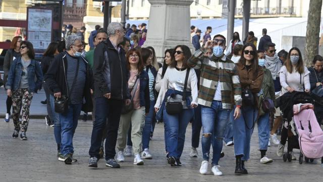 Ciudadanos paseando.