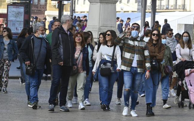 Ciudadanos paseando. Ciudadanos paseando.