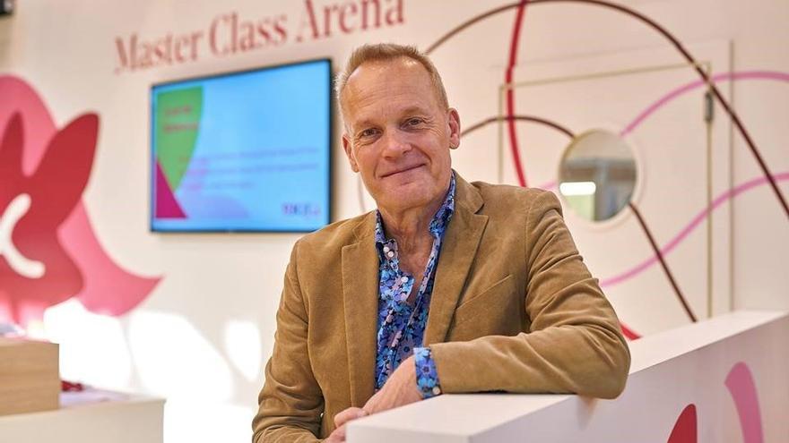 Tim Atkin posa en una feria vitivinícola