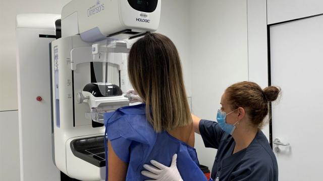 Una paciente durante la realización de una mamografía.