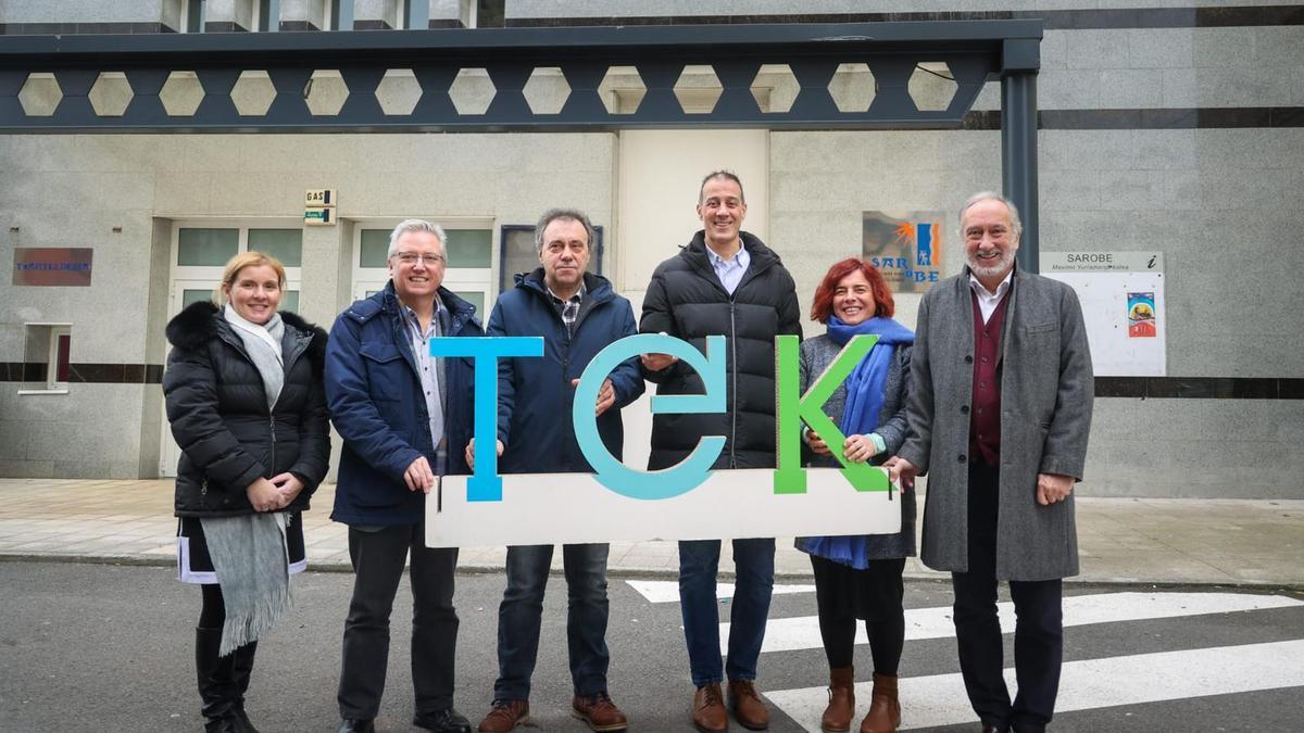 Representantes del Ayuntamiento de Urnieta y de la Diputación, en la presentación de la comunidad energética