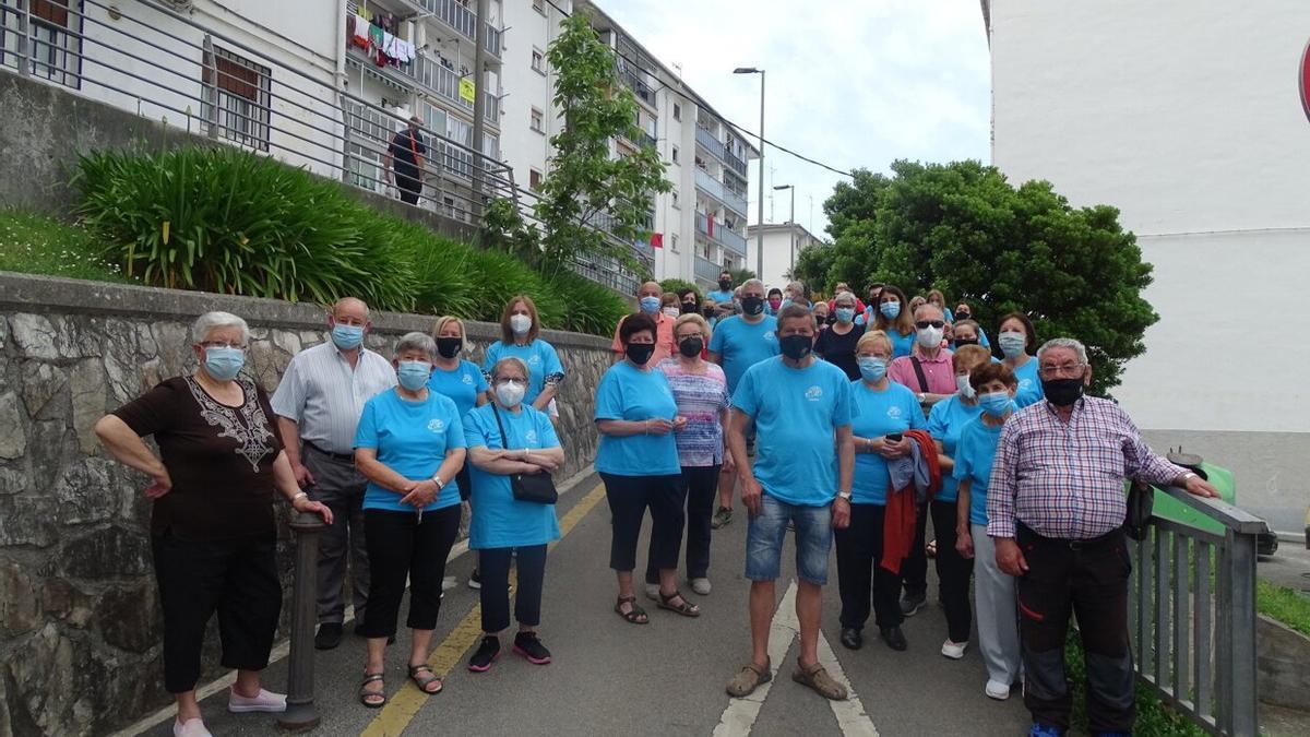 Vecinas y vecinos de Santa Teresa y San Esteban del Puerto durante un acto para reivindicar mejoras en el barrio.