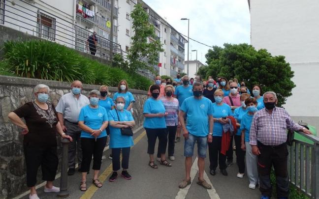 Vecinas y vecinos de Santa Teresa y San Esteban del Puerto durante un acto para reivindicar mejoras en el barrio. Vecinas y vecinos de Santa Teresa y San Esteban del Puerto durante un acto para reivindicar mejoras en el barrio.