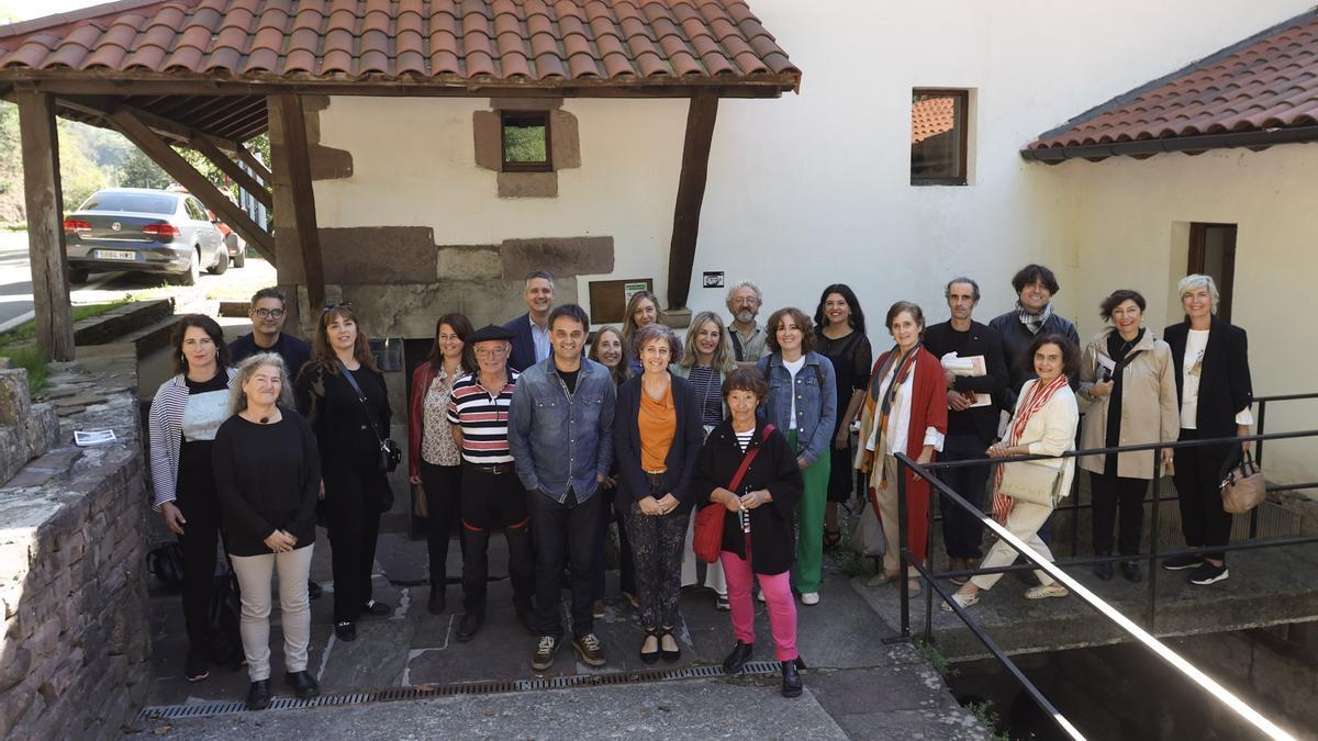 Rebeca Esnaola, con artistas y representantes de museos y entidades participantes.