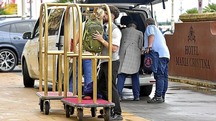 Turistas a su llegada al hotel María Cristina de Donostia.