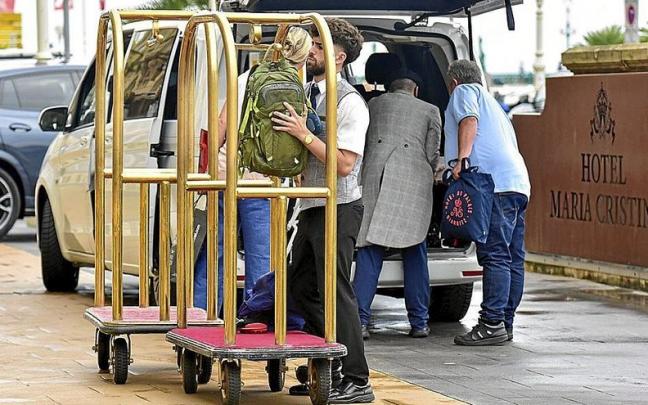Turistas a su llegada al hotel María Cristina de Donostia. Turistas a su llegada al hotel María Cristina de Donostia.