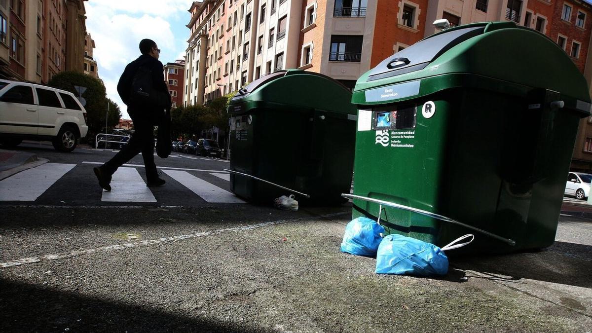 Bolsas de basura tiradas en la calle junto a los contenedores.